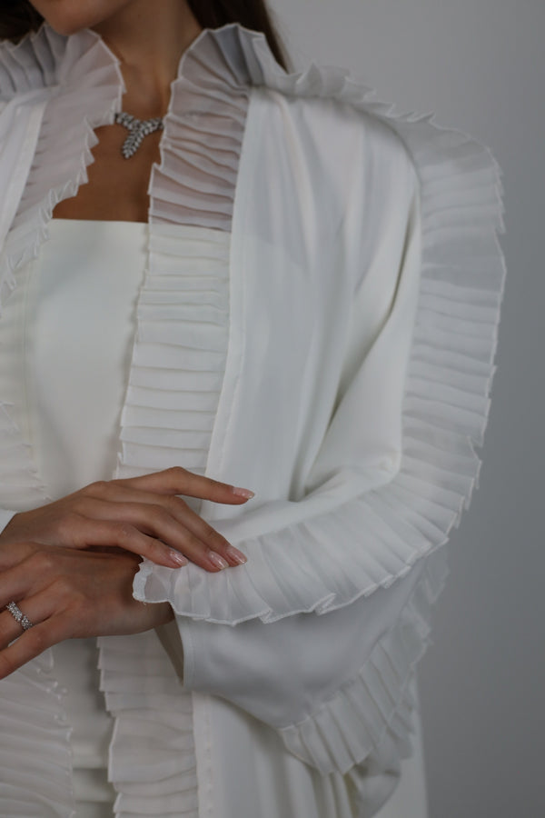 Peonne Abaya in White